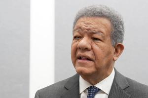 Fotografía del exmandatario dominicano Leonel Fernández, actual presidente de la Fundación Global Democracia y Desarrollo (Funglode), quien afirmó que América Latina no debe quedar rezagada en materia de inteligencia artificial (IA), este miércoles en Nueva York (Estados Unidos). EFE/ Ángel Colmenares