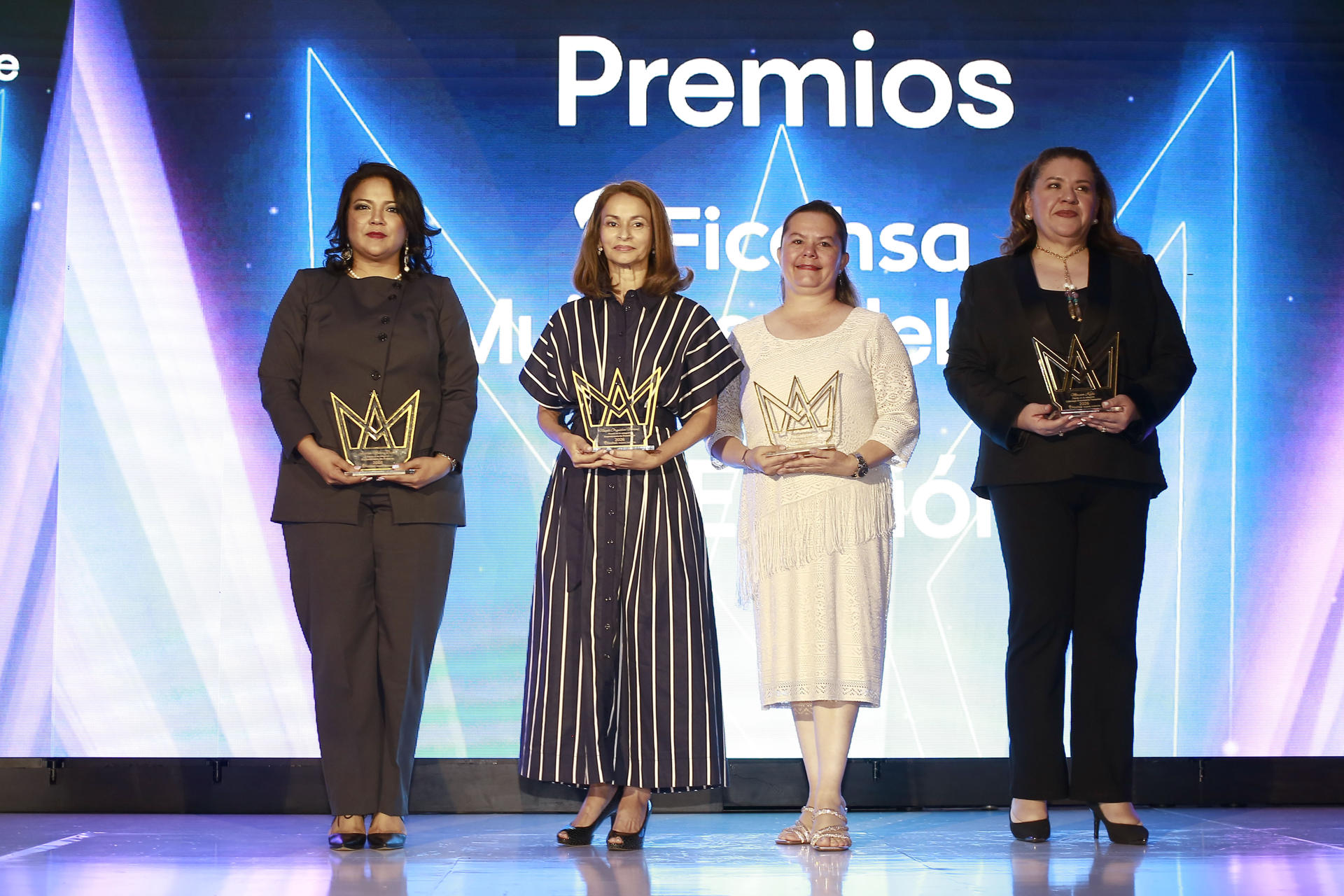 Jhallim Medina Bueso (i), Nayeli Orquídea Moreno (c-i), Evelyn Tabora (c-d) y Miriam Kafie posan al ganar la quinta edición del premio Mujeres Adelante este jueves, en Tegucigalpa, (Honduras). EFE/ Gustavo Amador