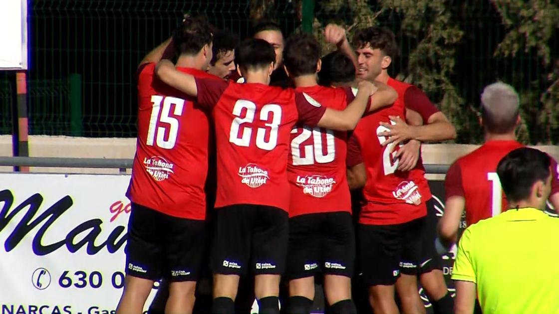 Los jugadores del Utiel celebrando un gol en la segunda jornada de Tercera Federación. EFE