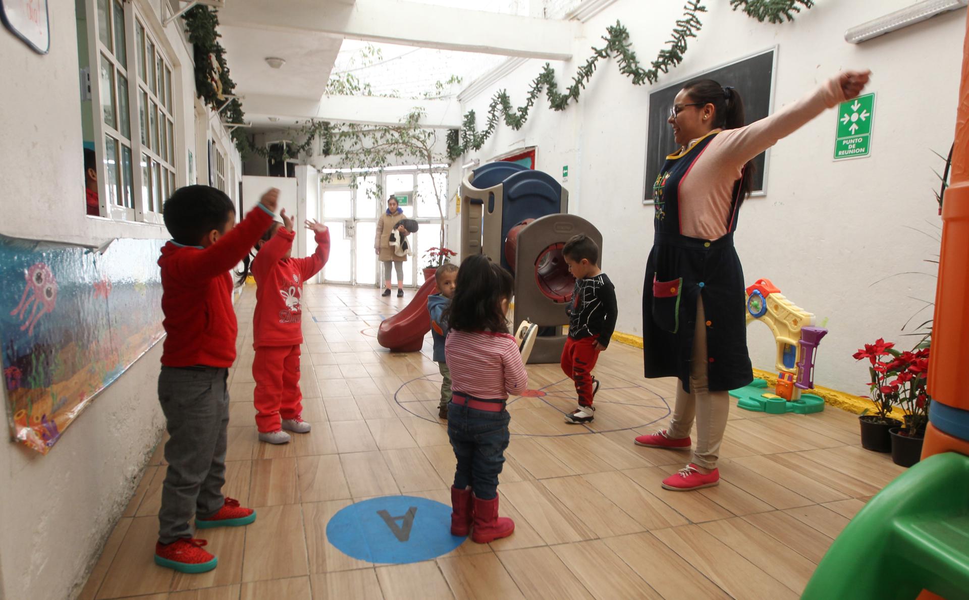 El seguimiento periódico de la talla puede ayudar a detectar en niñas, niños y adolescentes trastornos como la deficiencia de hormona de crecimiento, una condición poco frecuente para la que México incorporó una alternativa de tratamiento de administración semanal. EFE/ Mario Guzmán ARCHIVO