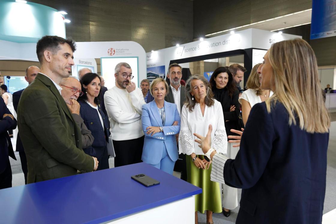 BARAKALDO (BIZKAIA), 29/09/2026.- El BEC de Barakaldo (Bizkaia) ha acogido este martes la inauguración de Biospain 2026, el encuentro internacional de biotecnología más relevante de España, que celebra su primera edición anual y en el que han participado el secretario de Estado de Ciencia, Innovación y Universidades, Juan Cruz Cigudosa (2i) y la delegada del Gobierno en Euskadi, Marisol Garmendia (d), entre otros. EFE/ Miguel Toña