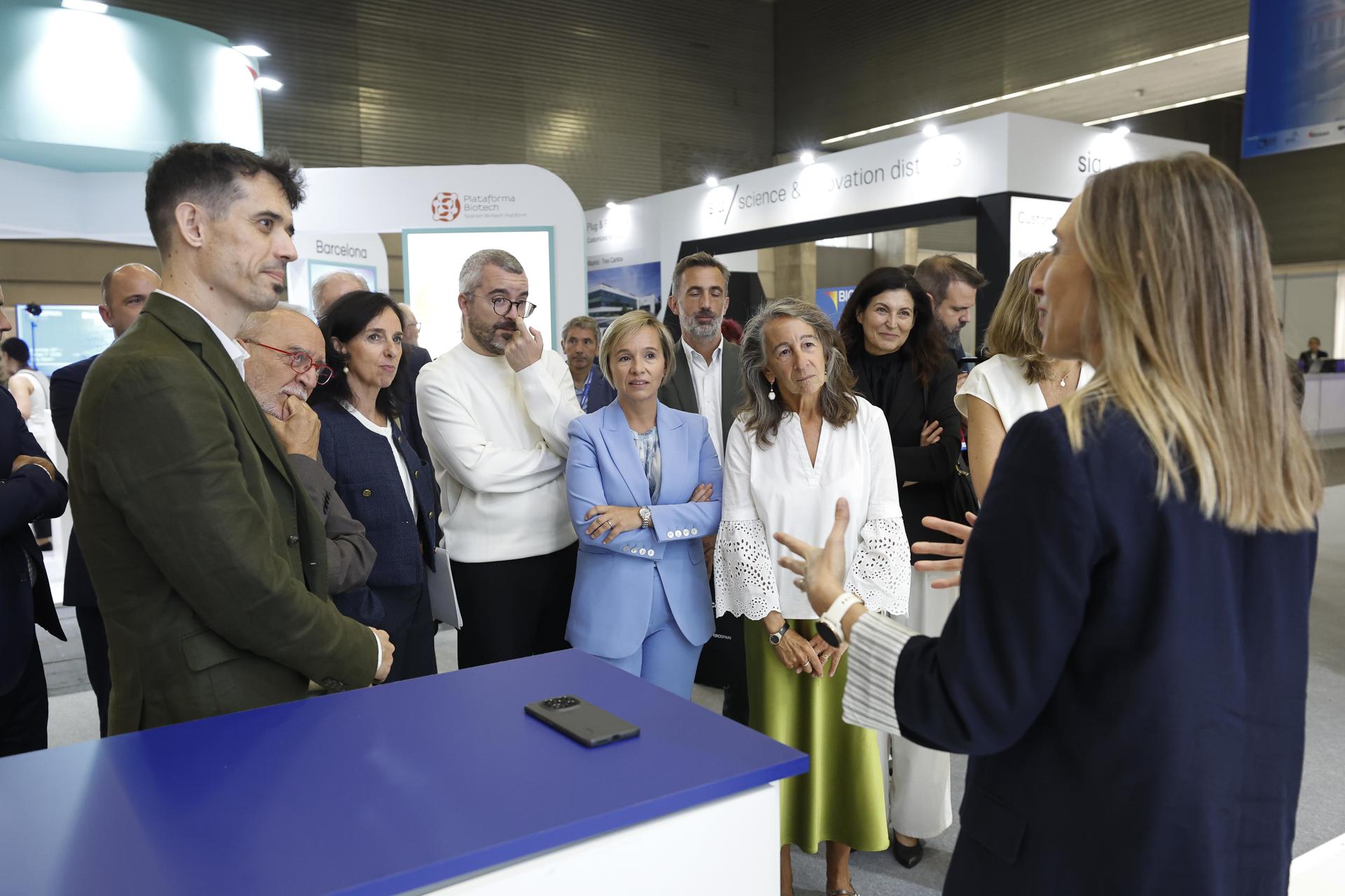 BARAKALDO (BIZKAIA), 29/09/2026.- El BEC de Barakaldo (Bizkaia) ha acogido este martes la inauguración de Biospain 2026, el encuentro internacional de biotecnología más relevante de España, que celebra su primera edición anual y en el que han participado el secretario de Estado de Ciencia, Innovación y Universidades, Juan Cruz Cigudosa (2i) y la delegada del Gobierno en Euskadi, Marisol Garmendia (d), entre otros. EFE/ Miguel Toña