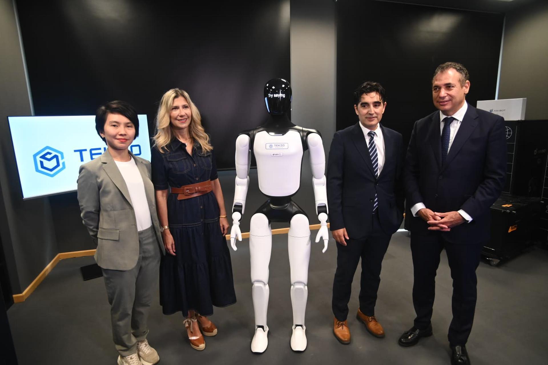 En la foto, de izquierda a derecha: Simi Wang, directora de ventas de AGIBOT en Europa, Mar Vaquero, vicepresidenta y consejera de Presidencia, Justicia y Cultura del Gobierno de Aragón, Jesús Urbano, presidente de Grupo UB, Benito Tesier, presidente de CEOE Aragón. ( Uso Editorial)