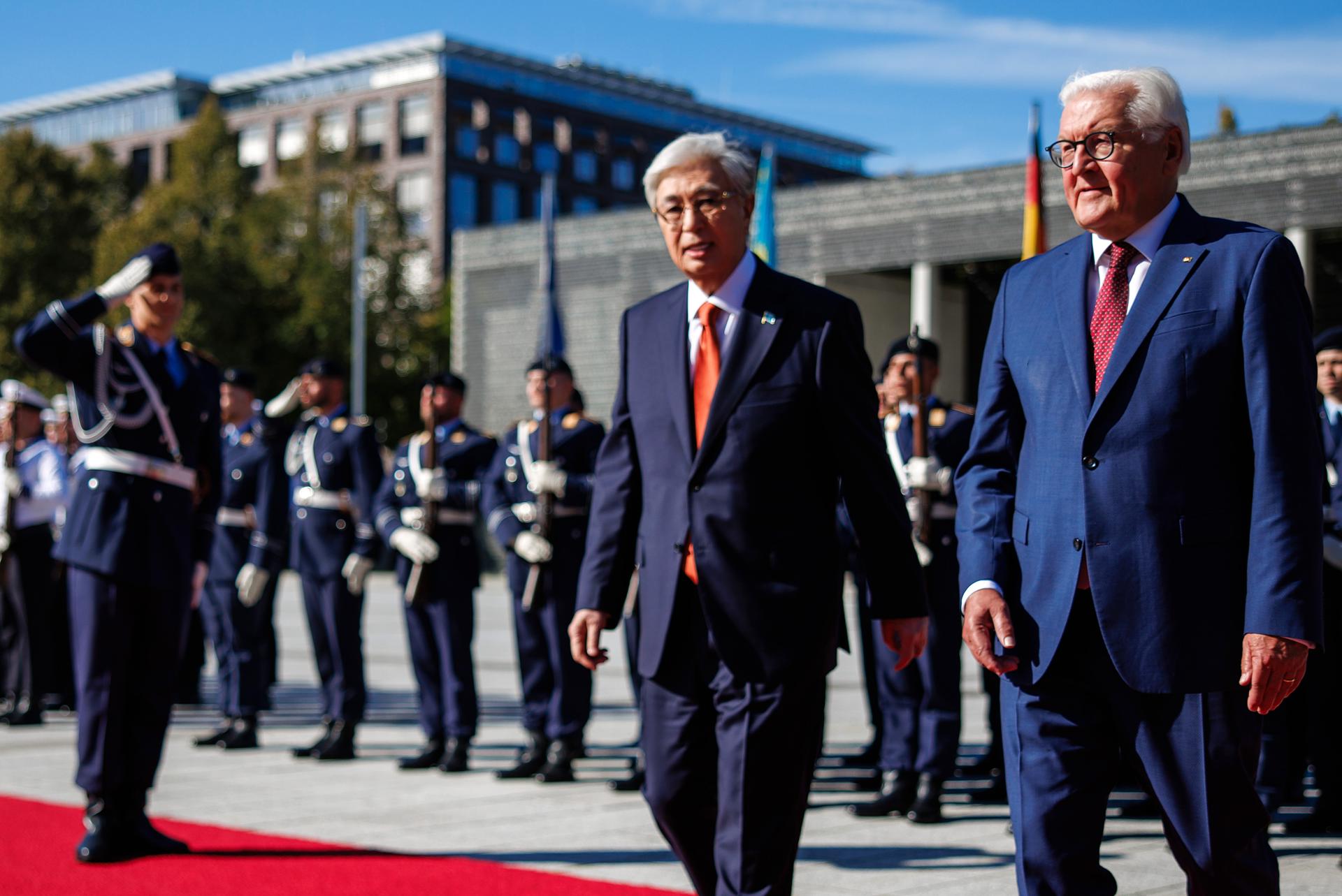 BERLÍN (Alemania), 29/09/2026.- El presidente alemán, Frank-Walter Steinmeier (d), da la bienvenida al presidente kazajo, Kasim-Yomart Tokáyev (2d), durante una recepción con honores militares previa a sus conversaciones bilaterales en el Ministerio de Defensa alemán en Berlín, Alemania, a 29 de septiembre de 2026. Tokáyev se encuentra en visita oficial en Alemania hasta el 30 de septiembre. EFE/EPA/CLEMENS BILAN