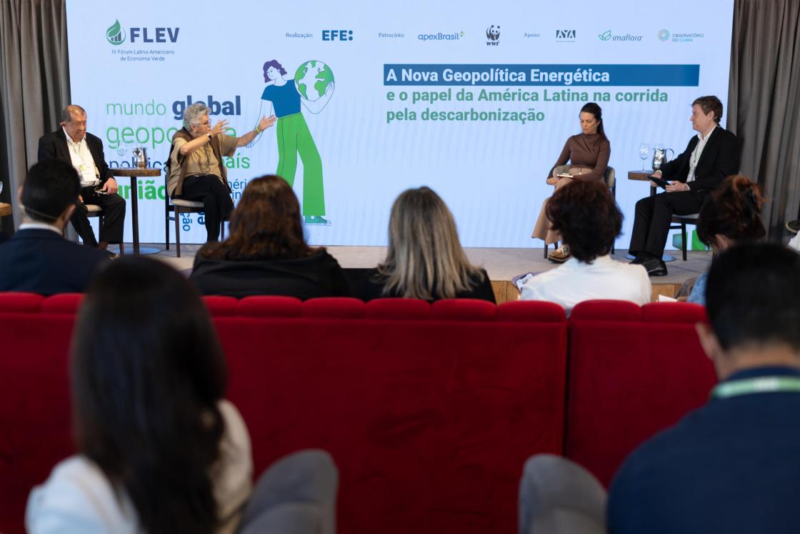 De izquierda a derecha, el especialista en política climática, Shigueo Watanab; la exministra de Brasi, Izabella Teixeira, la cofundadora de AYA Earth Partners, Patricia Ellen, y el periodista Rafael Balago participan en la cuarta edición del Foro Latinoamericano de Economía Verde (FLEV), organizado por la Agencia EFE, este jueves en Sao Paulo (Brasil). EFE/ Isaac Fontana