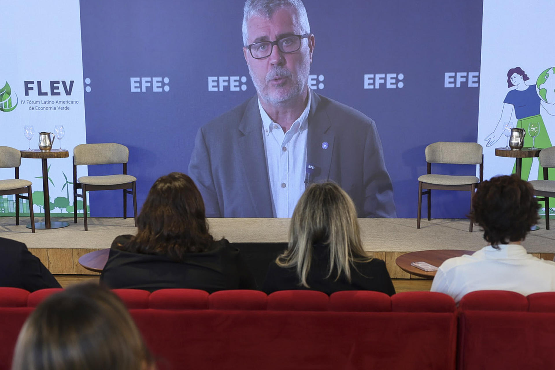 El presidente de la Agencia EFE, Miguel Ángel Oliver (c), participa a través de una videoconferencia en el IV Foro Latinoamericano de Economía Verde (FLEV), un espacio de diálogo y análisis que reúne a expertos para debatir los principales retos del desarrollo sostenible y la resiliencia climática en la región, este jueves en Sao Paulo (Brasil). EFE/ Sebastiao Moreira