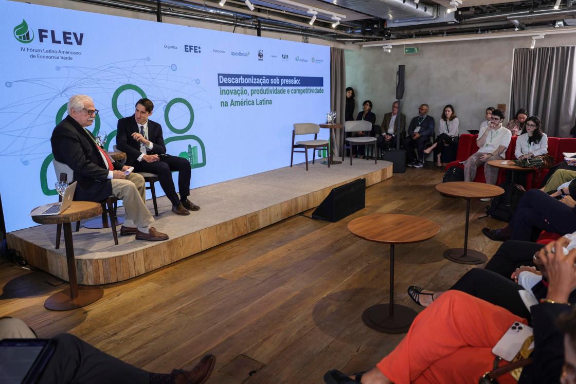 El presidente del Consejo Empresarial Brasil-China (CEBC), el diplomático Luiz Augusto de Castro Neves (i), habla junto al director general de EFE en Brasil, Manuel Pérez Bella, durante el IV Foro Latinoamericano de Economía Verde (FLEV), este jueves en Sao Paulo (Brasil). EFE/ Sebastiao Moreira