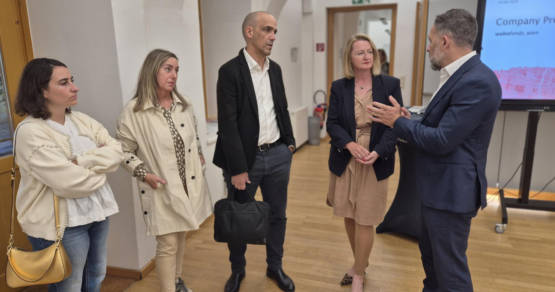 VIENA, 29/09/2026.-Vista de la reunión de Saioa Beistegui, directora de Planificación y Procesos Operativos de Vivienda; Patricia Val, directora general de Alokabide; Pablo García Astrain, director de Vivienda, Suelo y Arquitectura; Silvia Hofer; y Denis Itxaso, consejero de Vivienda, este martes en Viena.EFE/Antonio Sanchez