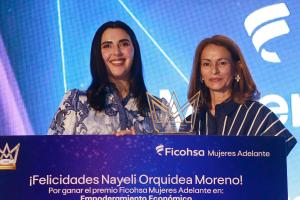 La gerente de comunicación corporativa de Ficohsa, Viviana Atala (i), posa con Orquídea Moreno una de las ganadoras de la quinta edición del premio Mujeres Adelante este jueves, en Tegucigalpa, (Honduras). EFE/ Gustavo Amador