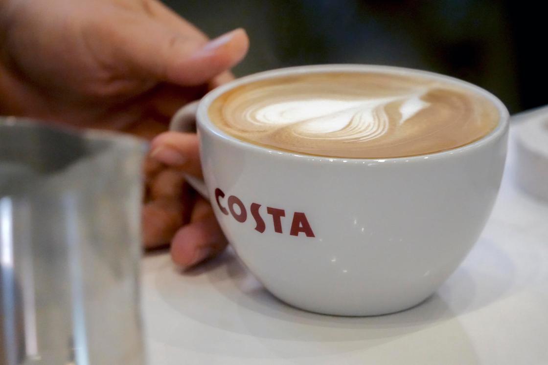 Fotografía del 19 de agosto de 2026 que muestra una taza de la cadena internacional de cafeterías Costa Coffee durante la apertura de una tienda en Ciudad de (Panamá). EFE/ Aris Mariota
