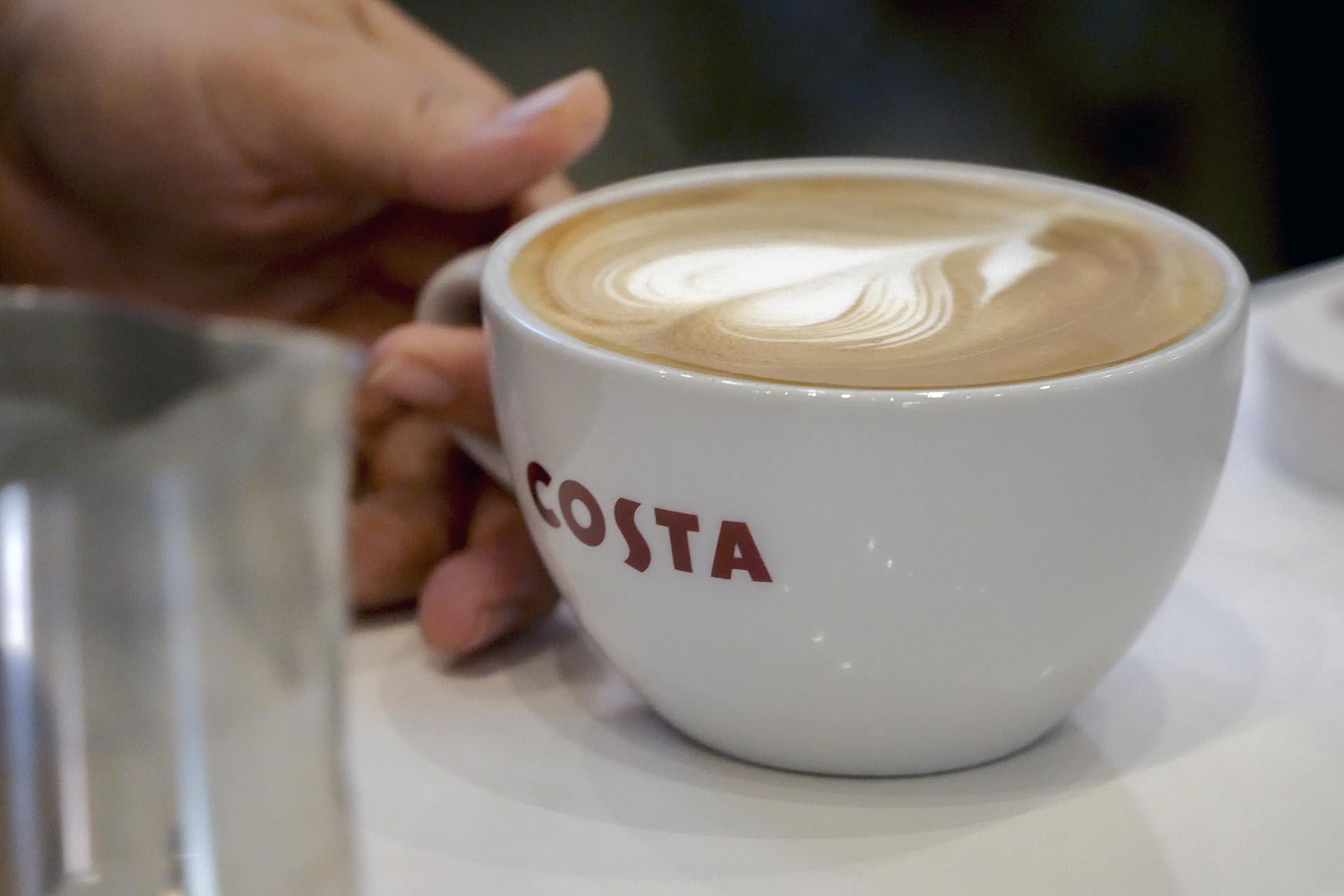 Fotografía del 19 de agosto de 2026 que muestra una taza de la cadena internacional de cafeterías Costa Coffee durante la apertura de una tienda en Ciudad de (Panamá). EFE/ Aris Mariota