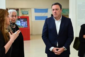 El presidente de la Deputación de A Coruña, Valentín González Formoso (c), visita la antigua Escuela de Mecánica de la Armada (ESMA), antiguo centro de detención ilegal y hoy convertido en un lugar de memoria, en Buenos Aires (Argentina). EFE/ Matias Martin Campaya