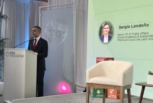 Fotografía cedida por Coca-Cola América Latina que muestra al vicepresidente senior de Asuntos Públicos, Comunicación y Sensibilidad de Coca-Cola América Latina, Sergio Londoño hablando en el encuentro, celebrado en la SDG Media Zone de Naciones Unidas este lunes, en Nueva York (EE.UU.). EFE/ Coca-Cola América Latina /SOLO USO EDITORIAL/ NO VENTAS/ SOLO DISPONIBLE PARA ILUSTRAR LA NOTICIA QUE ACOMPAÑA (CRÉDITO OBLIGATORIO)
