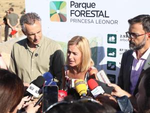 La alcaldesa de Alcobendas, Rocío García Alcántara (c); el consejero de Medio Ambiente, Agricultura e Interior de la Comunidad de Madrid, Carlos Novillo (i), y el director de la Fundación Biodiversidad, Félix Romero, durante la inauguración este martes del parque forestal Princesa Leonor de la ciudad, que cuenta con más de 3.000 árboles y 87.000 arbustos. EFE/AYUNTAMIENTO DE ALCOBENDAS/CEDIDA/CRÉDITO OBLIGATORIO