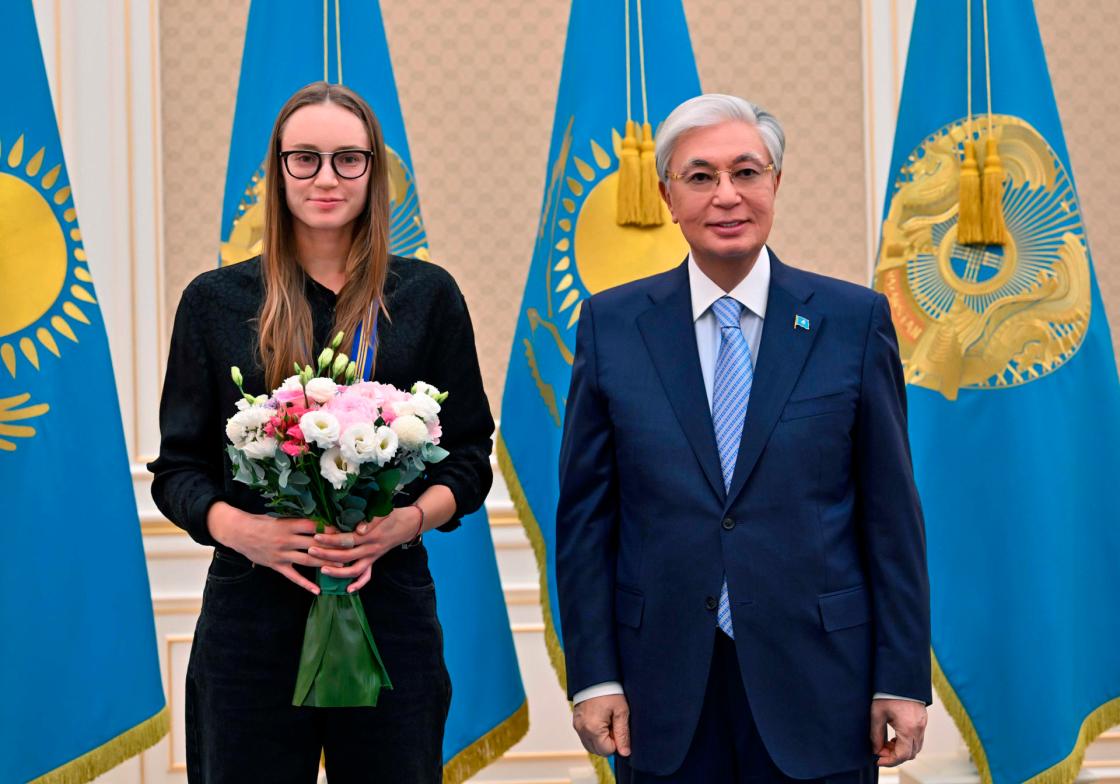 ASTANA (KAZAKHSTAN), 28/09/2026.- Kazakh President Kassym-Jomart Tokayev personally congratulated Kazakh tennis player Elena Rybakina on Monday on her US Open victory, which elevated her to world number one, and decorated her with the Order of Baris (Third Class), one of the Central Asian republic's highest honors. "Your three Grand Slam victories will remain in the history of tennis forever. I assume you will not stop with what you have achieved and will continue your triumphant march forward," the Kazakh leader stated during a meeting with the athlete, according to the Kazakh Presidential Press Service. EFE/ Kazakh Presidency/ EDITORIAL USE ONLY / ONLY AVAILABLE TO ILLUSTRATE THE ACCOMPANYING NEWS STORY (MANDATORY CREDIT)