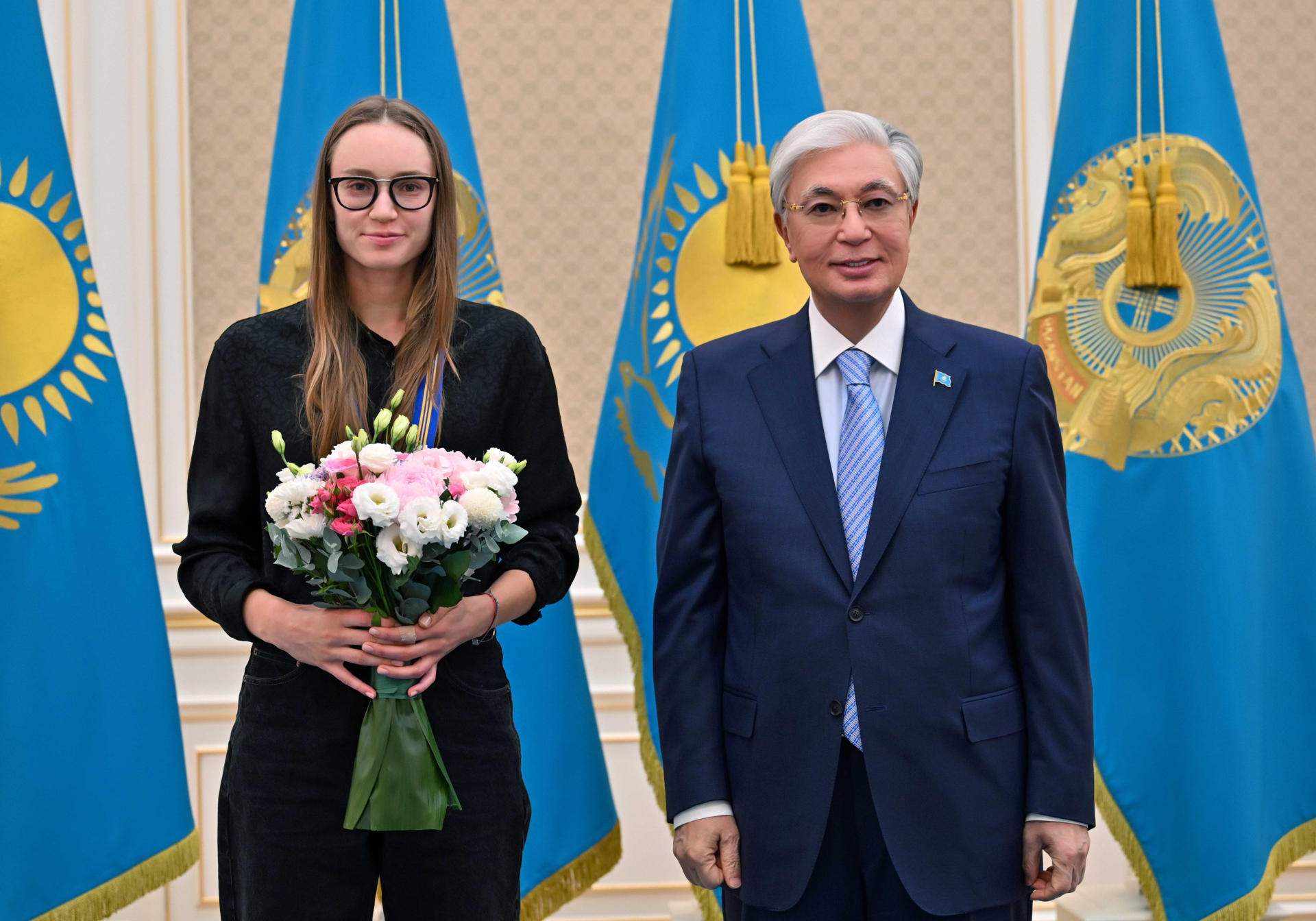 ASTANA (KAZAKHSTAN), 28/09/2026.- Kazakh President Kassym-Jomart Tokayev personally congratulated Kazakh tennis player Elena Rybakina on Monday on her US Open victory, which elevated her to world number one, and decorated her with the Order of Baris (Third Class), one of the Central Asian republic's highest honors. "Your three Grand Slam victories will remain in the history of tennis forever. I assume you will not stop with what you have achieved and will continue your triumphant march forward," the Kazakh leader stated during a meeting with the athlete, according to the Kazakh Presidential Press Service. EFE/ Kazakh Presidency/ EDITORIAL USE ONLY / ONLY AVAILABLE TO ILLUSTRATE THE ACCOMPANYING NEWS STORY (MANDATORY CREDIT)