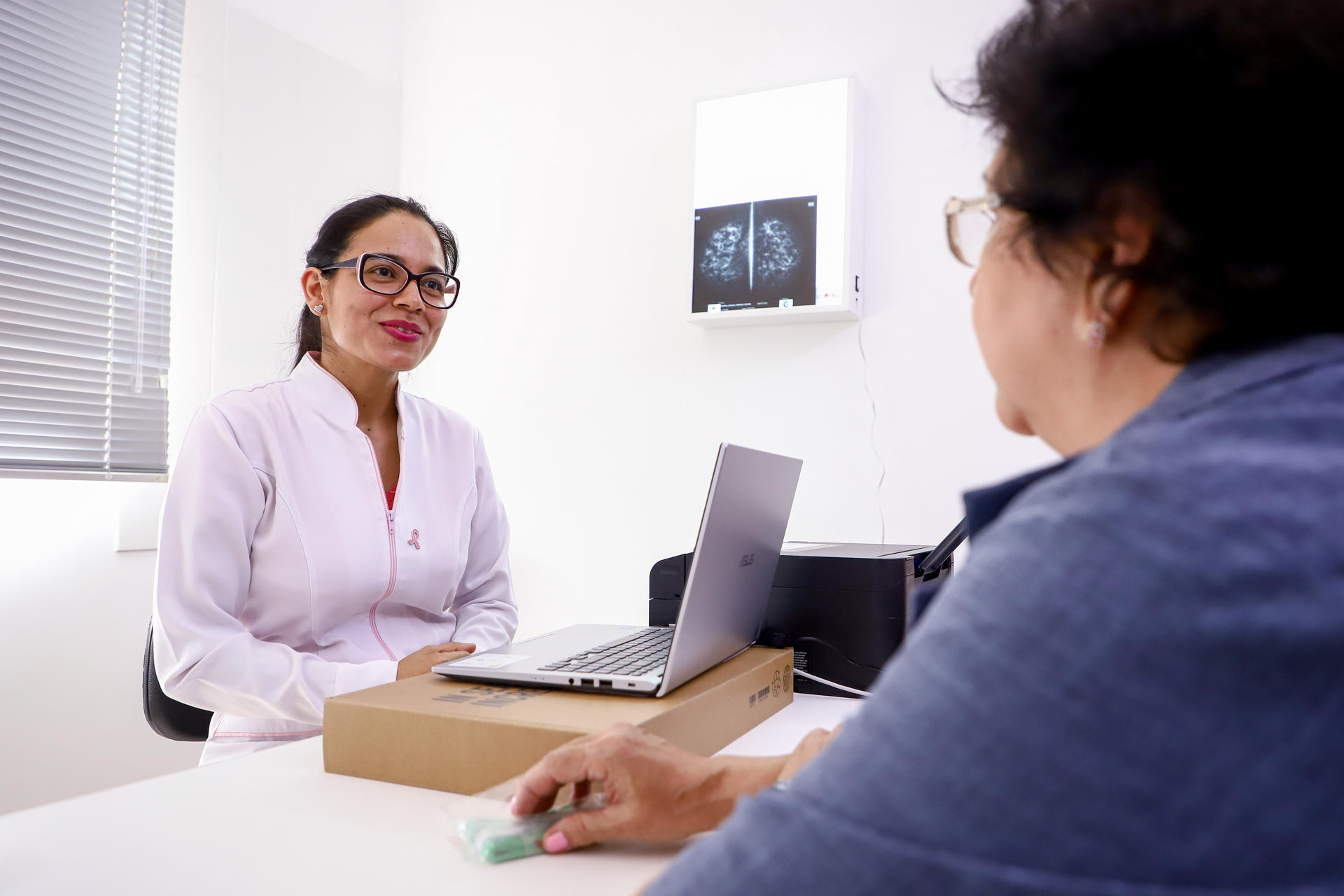 Fotografía de archivo del 26 de octubre de 2022 que muestra a una doctora atendiendo a una paciente en el Centro de Atención Integral a la Mujer en Caacupé (Paraguay). EFE/ Nathalia Aguilar/ ARCHIVO
