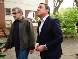 AME298. BUENOS AIRES (ARGENTINA), 24/09/2026.- El presidente de la Deputación de A Coruña, Valentín González Formoso (d), visita la antigua Escuela de Mecánica de la Armada (ESMA), antiguo centro de detención ilegal y hoy convertido en un lugar de memoria, en Buenos Aires (Argentina). EFE/ Matias Martin Campaya