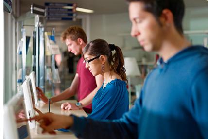 Santander y Coursera ofrecen 100.000 plazas de formación gratuita en IA, datos o liderazgo ante la transformación del mercado laboral