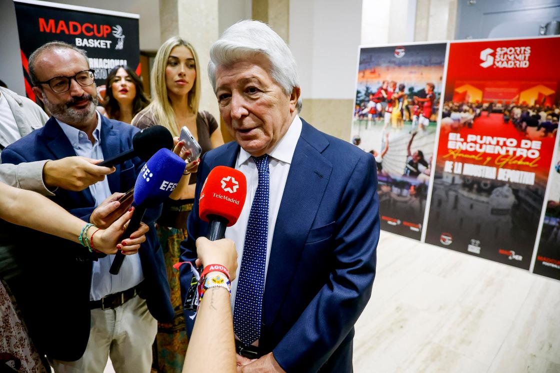 Enrique Cerezo, presidente del Atlético de Madrid, participa este viernes en el acto de presentación de Madcup-Sports Summit Madrid 2027 en Madrid. EFE/ David Fernández 
