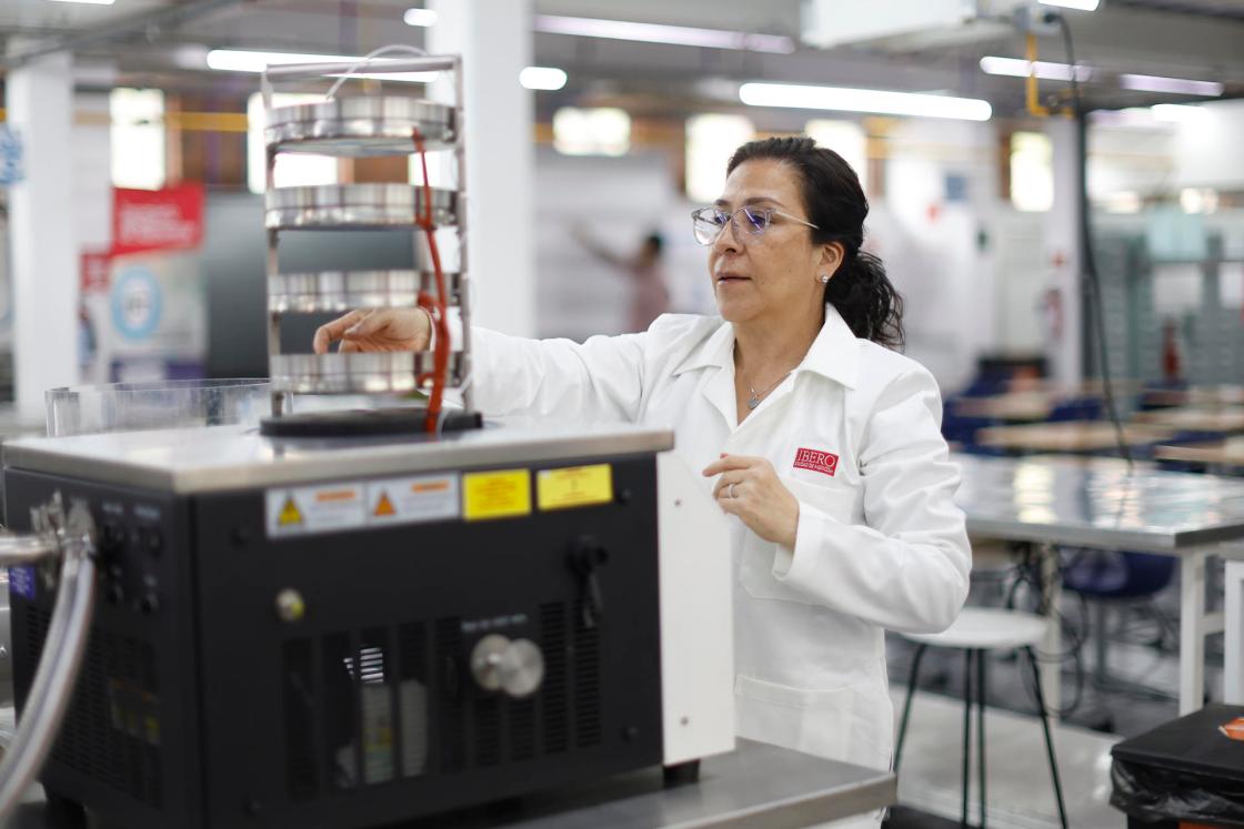 La jefa de la Planta Piloto de Ingeniería de Alimentos de la Universidad Iberoamericana, Mónica Vianey Basave Rivera. EFE/ Sáshenka Gutiérrez