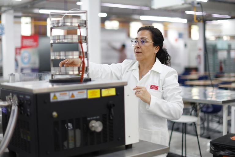 La jefa de la Planta Piloto de Ingeniería de Alimentos de la Universidad Iberoamericana, Mónica Vianey Basave Rivera. EFE/ Sáshenka Gutiérrez