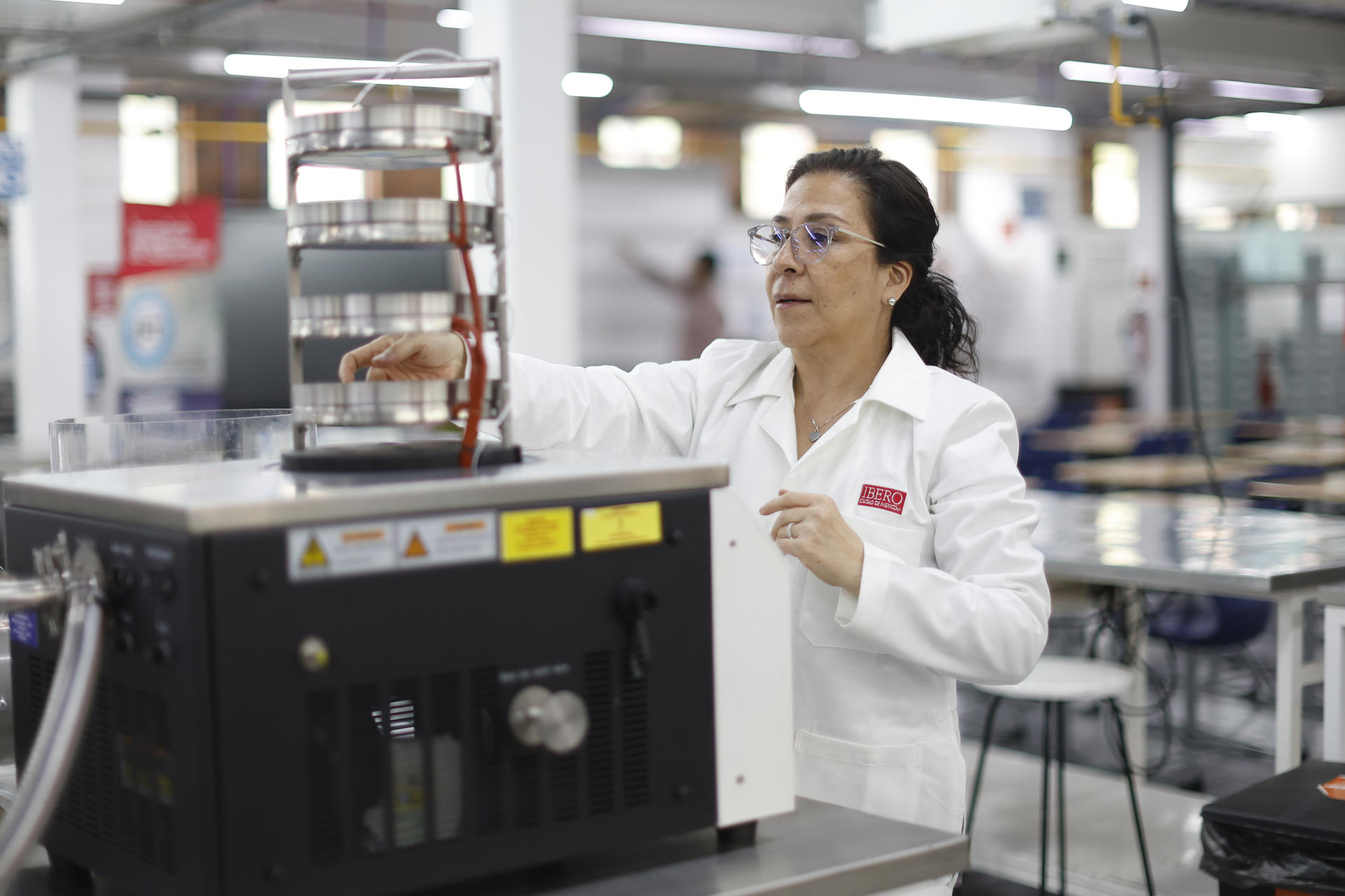 La jefa de la Planta Piloto de Ingeniería de Alimentos de la Universidad Iberoamericana, Mónica Vianey Basave Rivera. EFE/ Sáshenka Gutiérrez