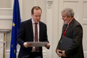 DUBLÍN, 29/09/2026.- El presidente de Canarias, Fernando Clavijo (dcha), mantiene una reunión con el secretario de Estado irlandés de Vivienda, John Cummins, este martes en Dublín. EFE/Mostafa Darwish