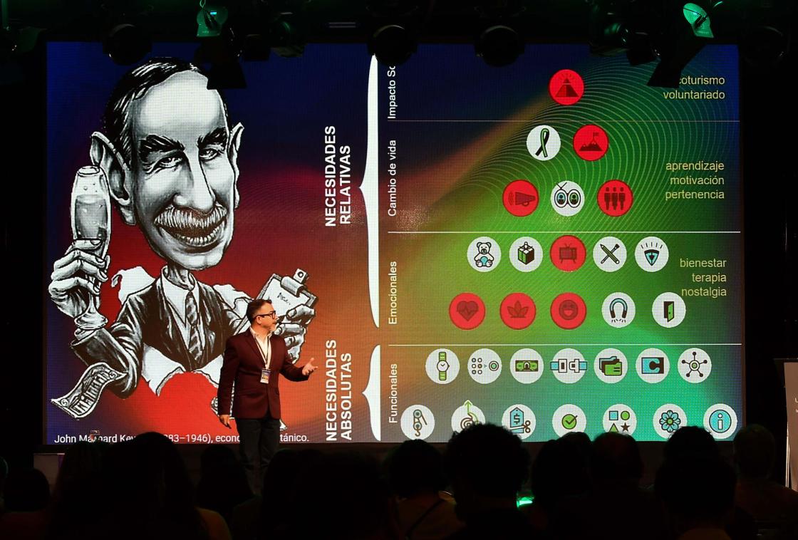 El escritor y especialista chileno en economía creativa Álex Paredes habla durante el IV Foro Internacional de Economía Creativa este jueves, en Cochabamba (Bolivia). EFE/ Jorge Abrego