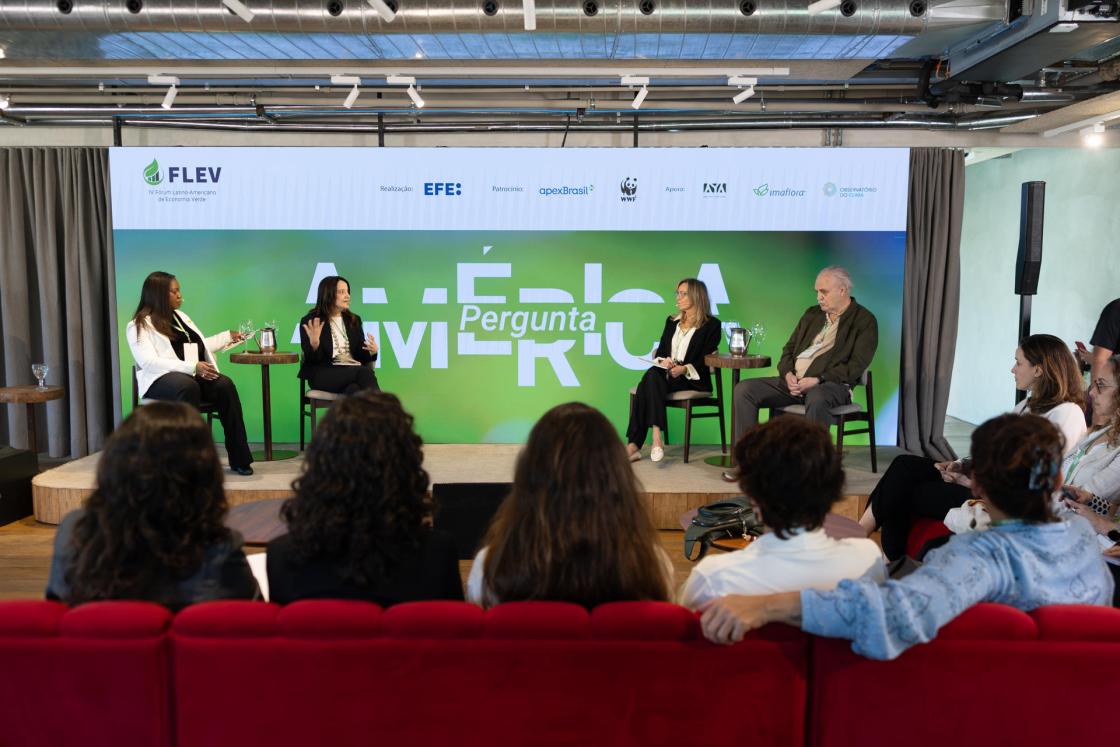 De izquierda a derecha: Armelle Cibaka, directora de ICLEI Brasil; Alessandra Fajardo, directora ejecutiva técnica del CEBDS; Nuria Engelmo, directora comercial de EFE para América del Sur; y Carlos Nobre, científico brasileño, participan en la cuarta edición del Foro Latinoamericano de Economía Verde (FLEV), organizado por la Agencia EFE, este jueves en Sao Paulo (Brasil). EFE/ Isaac Fontana