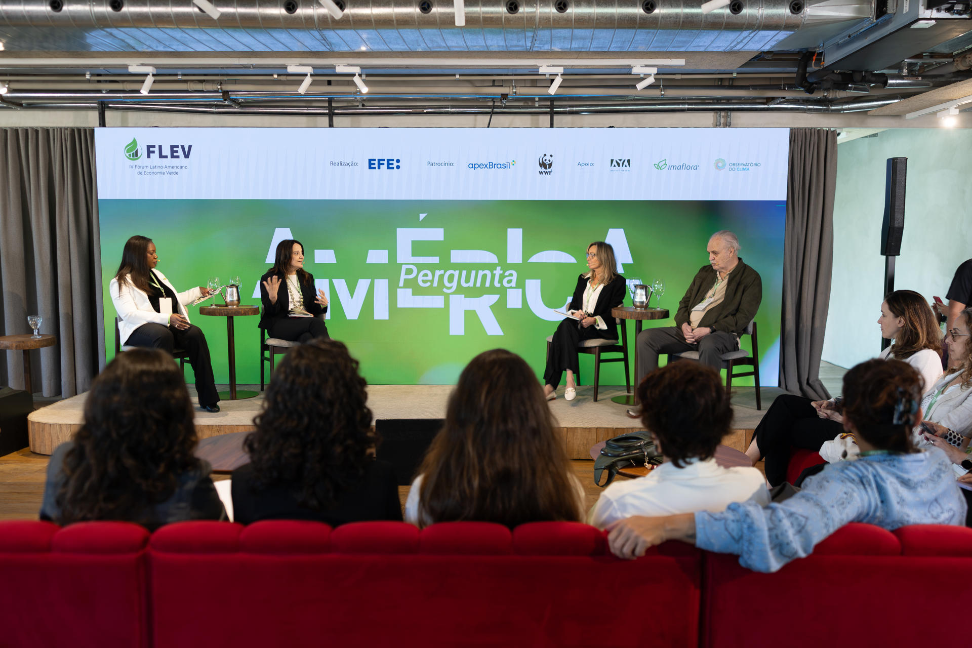 De izquierda a derecha: Armelle Cibaka, directora de ICLEI Brasil; Alessandra Fajardo, directora ejecutiva técnica del CEBDS; Nuria Engelmo, directora comercial de EFE para América del Sur; y Carlos Nobre, científico brasileño, participan en la cuarta edición del Foro Latinoamericano de Economía Verde (FLEV), organizado por la Agencia EFE, este jueves en Sao Paulo (Brasil). EFE/ Isaac Fontana