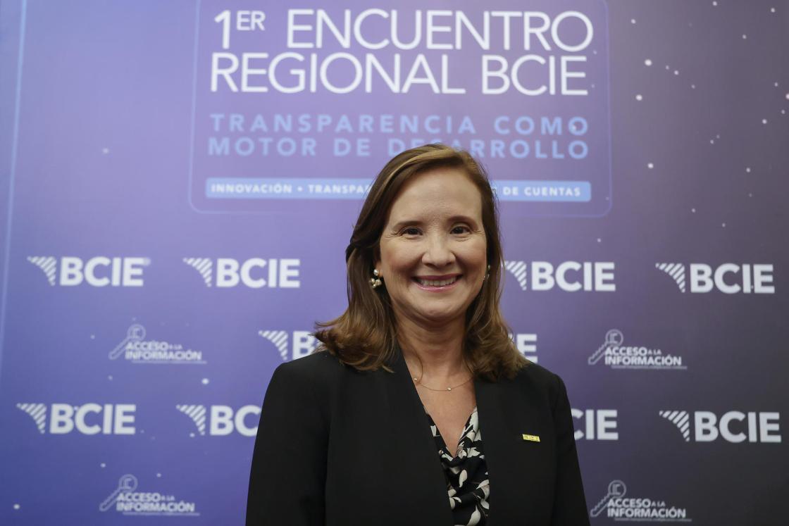 La presidenta ejecutiva del Banco Centroamericano de Integración Económica (BCIE), Gisela Sánchez, posa durante una entrevista con EFE este miércoles, en el Palacio Nacional de la Cultura en Ciudad de Guatemala (Guatemala). EFE/ Mariano Macz