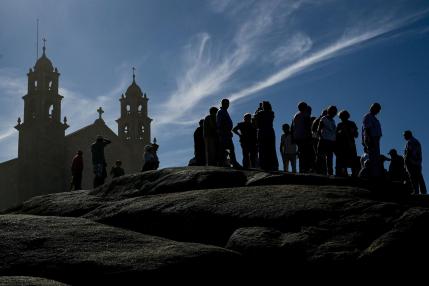 La marea de voluntarios vuelve a Muxía (A Coruña) para pisar sus famosas y limpias piedras