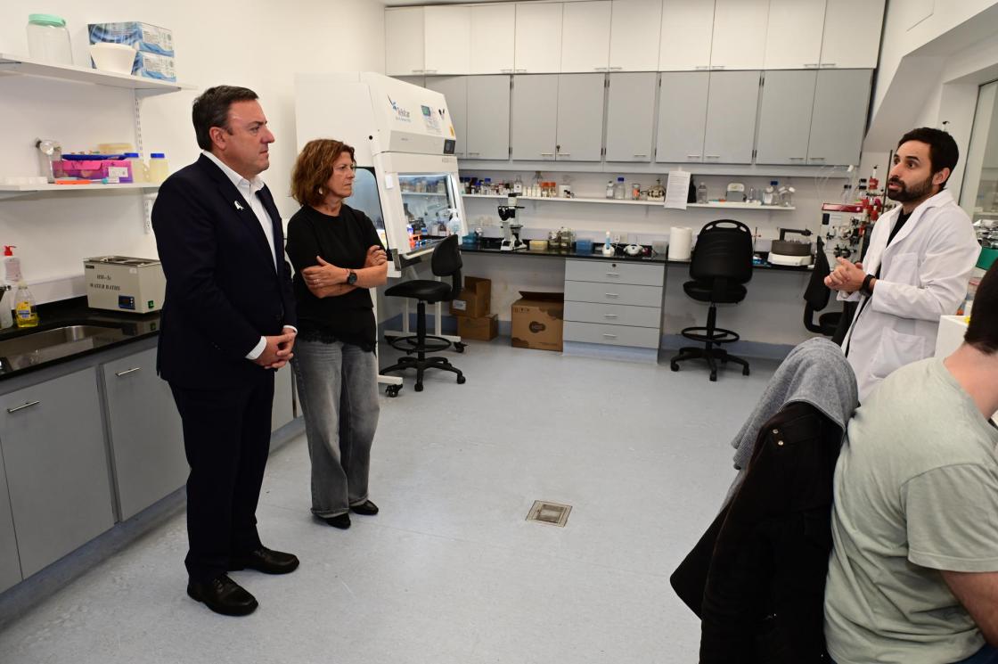 El presidente de la Deputación de A Coruña, Valentín González Formoso (i), visita el Instituto de Biología y Medicina Experimental (IBYME), en Buenos Aires (Argentina). EFE/ Matias Martin Campaya
