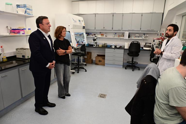 El presidente de la Deputación de A Coruña, Valentín González Formoso (i), visita el Instituto de Biología y Medicina Experimental (IBYME), en Buenos Aires (Argentina). EFE/ Matias Martin Campaya