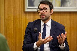 El médico oncólogo español, Javier Molina Cerrillo, habla durante una entrevista con EFE el 26 de septiembre de 2026 en Ciudad de Panamá (Panamá). EFE/ Bienvenido Velasco