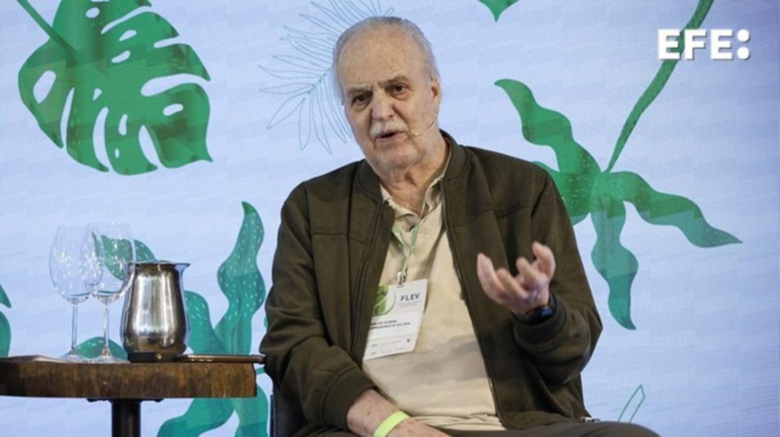 El científico brasileño Carlos Nobre habla en la cuarta edición del Foro Latinoamericano de Economía Verde (FLEV), organizado por la Agencia EFE, donde advirtió que el fenómeno meteorológico El Niño que se avecina promete ser "el más fuerte en más de 100 años" y urgió a las autoridades locales a combatir el crimen organizado para evitar que el fuego devaste la selva amazónica, este jueves, en Sao Paulo (Brasil). EFE/ Sebastiao Moreira