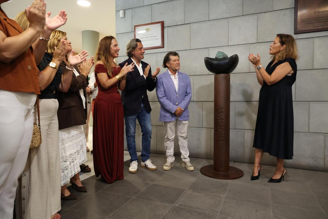 La presidenta del Parlamento de Canarias, Astrid Pérez (d), y el escultor Paco Curbelo (i) han presentado este miércoles la nueva pieza que el artista ha realizado en representación de La Graciosa y con la que se completa la presencia de las ocho islas del archipiélago en la sede institucional. EFE/Ramón de la Rocha
