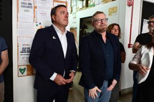 El presidente de la Deputación de A Coruña, Valentín González Formoso (i), y el investigador superior del Consejo Nacional de Investigaciones Científicas y Técnicas, Gabriel Rabinovich, visitan el Instituto de Biología y Medicina Experimental (IBYME), en Buenos Aires (Argentina). EFE/ Matias Martin Campaya