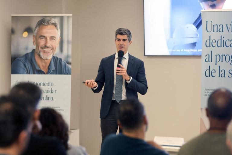 Fotografía del urólogo español José Ramón Pérez Carral, especialista en endourología y cirugía láser prostática, hablando durante al primer Curso Internacional de Enucleación Prostática Avanzada que organizó Hospiten Cancún, en Cancún (México). EFE/ Alonso Cupul