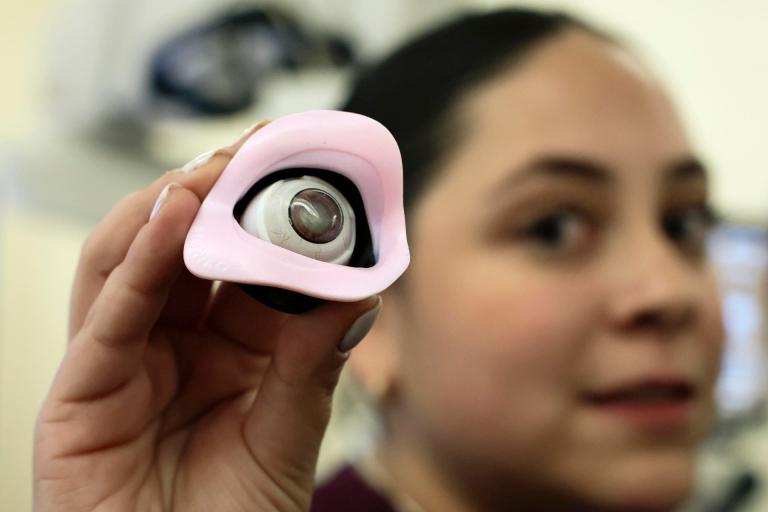 Fotografía de la directora ejecutiva de Oftalmo University de Ciudad de México, Stephany Gleason, mostrando el modelo de un ojo para práctica de cirugías oftalmológicas en Ciudad de México (México). EFE/José Méndez ARCHIVO