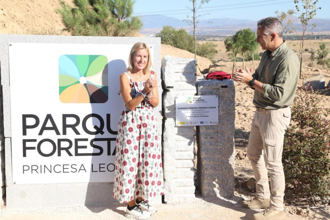 La alcaldesa de Alcobendas, Rocío García Alcántara, y el consejero de Medio Ambiente, Agricultura e Interior de la Comunidad de Madrid, Carlos Novillo, inauguran este martes el parque forestal Princesa Leonor de la ciudad, que cuenta con más de 3.000 árboles y 87.000 arbustos. EFE/AYUNTAMIENTO DE ALCOBENDAS/CEDIDA/CRÉDITO OBLIGATORIO