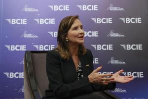 La presidenta ejecutiva del Banco Centroamericano de Integración Económica (BCIE), Gisela Sánchez, habla durante una entrevista con EFE este miércoles, en el Palacio Nacional de la Cultura en Ciudad de Guatemala (Guatemala). EFE/ Mariano Macz