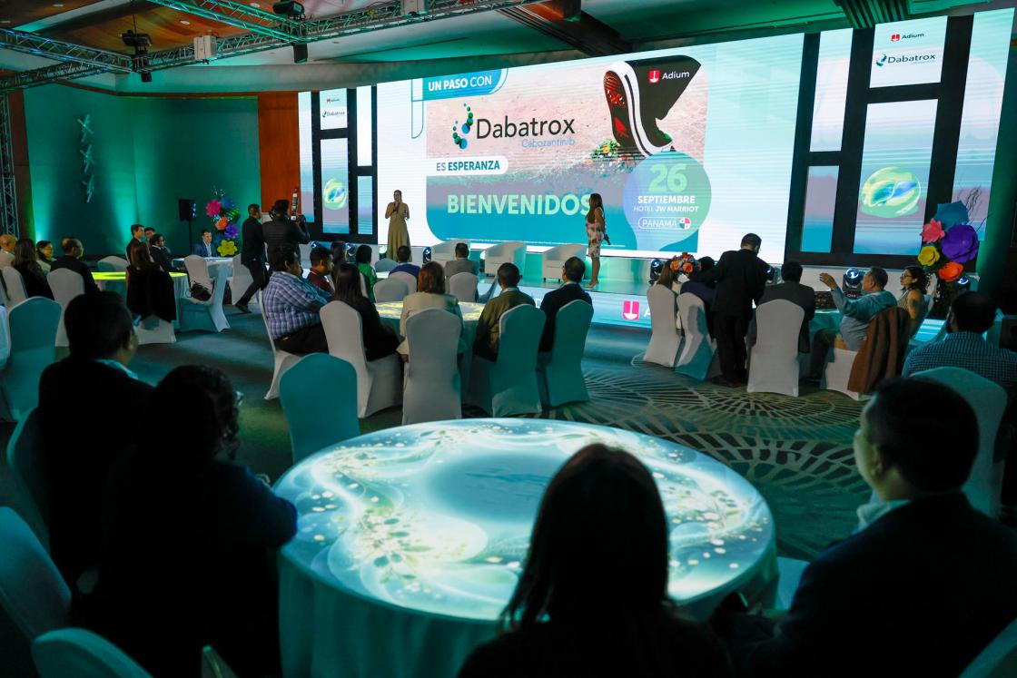 Personas asisten al lanzamiento oficial de cabozantinib el 26 de septiembre de 2026 en Ciudad de Panamá (Panamá). EFE/ Bienvenido Velasco