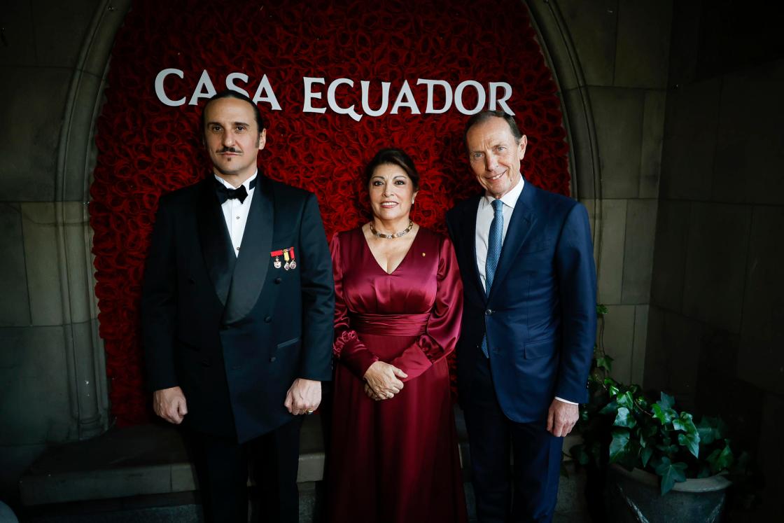 Luis Felipe Fernández-Salvador y Campodonico, VI Marqués de Lises y Wilma Andrade Muñoz, Embajadora de la República del Ecuador, posan junto al ex jugador Del Real Madrid, Emilio Butragueño (d), durante la Gala del Imperio Natural, patrocinada por TEON (The Embassy of Nature) con motivo del regreso de la Formula 1 a Madrid en la sede de la Casa Ecuador, en Madrid. EFE/David Fernández