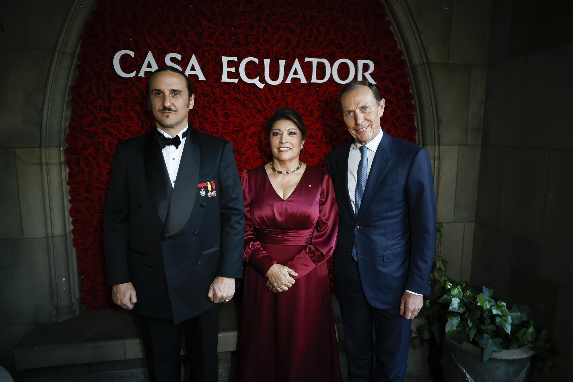 Luis Felipe Fernández-Salvador y Campodonico, VI Marqués de Lises y Wilma Andrade Muñoz, Embajadora de la República del Ecuador, posan junto al ex jugador Del Real Madrid, Emilio Butragueño (d), durante la Gala del Imperio Natural, patrocinada por TEON (The Embassy of Nature) con motivo del regreso de la Formula 1 a Madrid en la sede de la Casa Ecuador, en Madrid. EFE/David Fernández