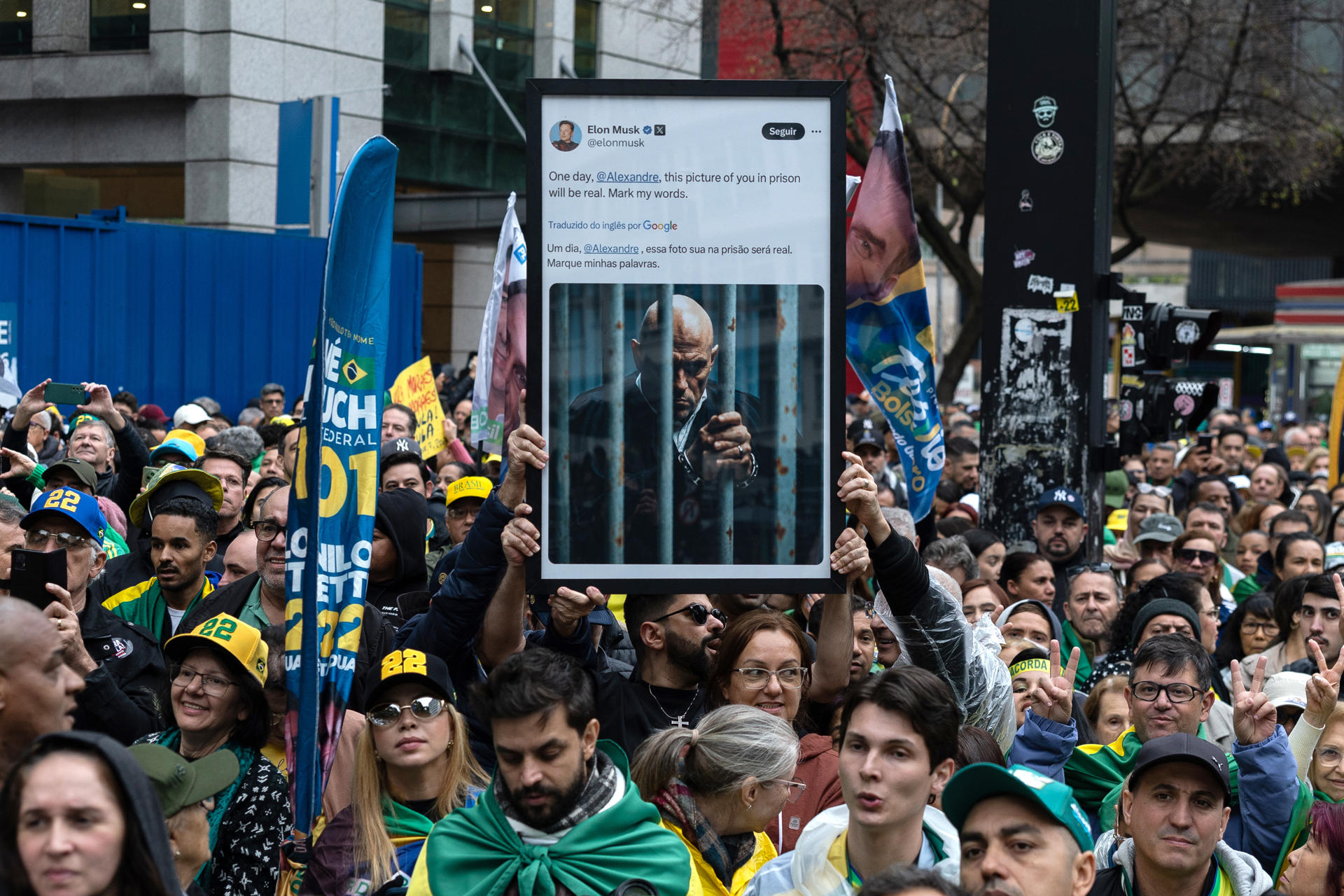 Personas asisten a un acto por el Día de la Independencia de Brasil donde participa el candidato a la Presidencia de Brasil, Flávio Bolsonaro, este lunes, en la Avenida Paulista, en São Paulo (Brasil). EFE/Isaac Fontana
