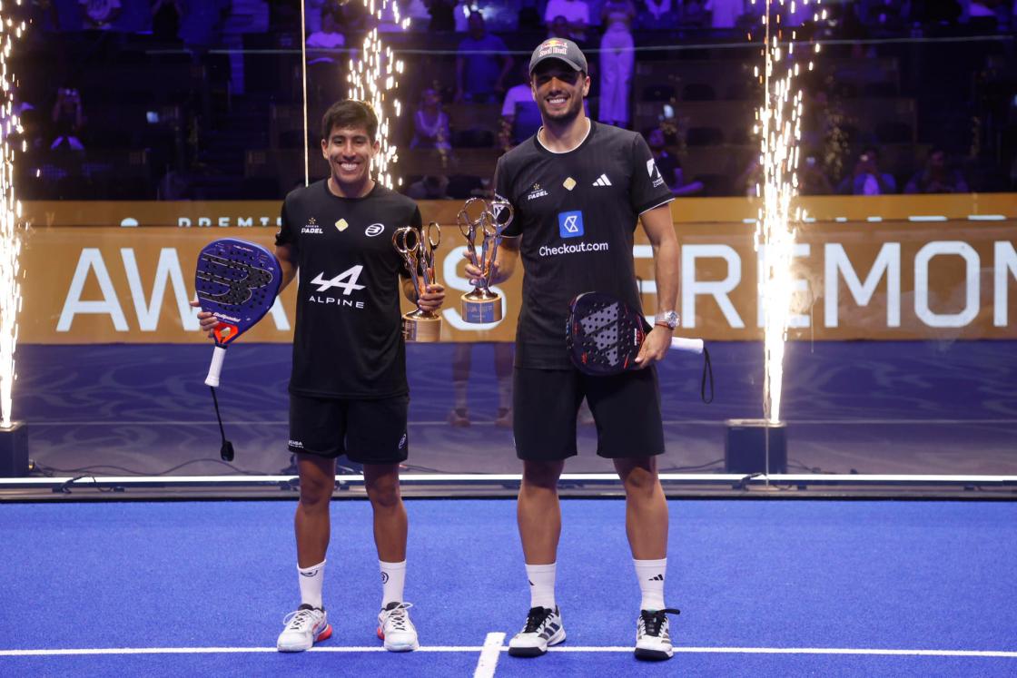 MADRID, 06/09/2026.- Los ganadores del Torneo de Pádel Comunidad de Madrid Premier Padel P1 by Oysho, en categoria masculina, Ale Galán (d) y Fede Chingotto, celebran su triunfo este domingo en Madrid. EFE/David Fernández.
