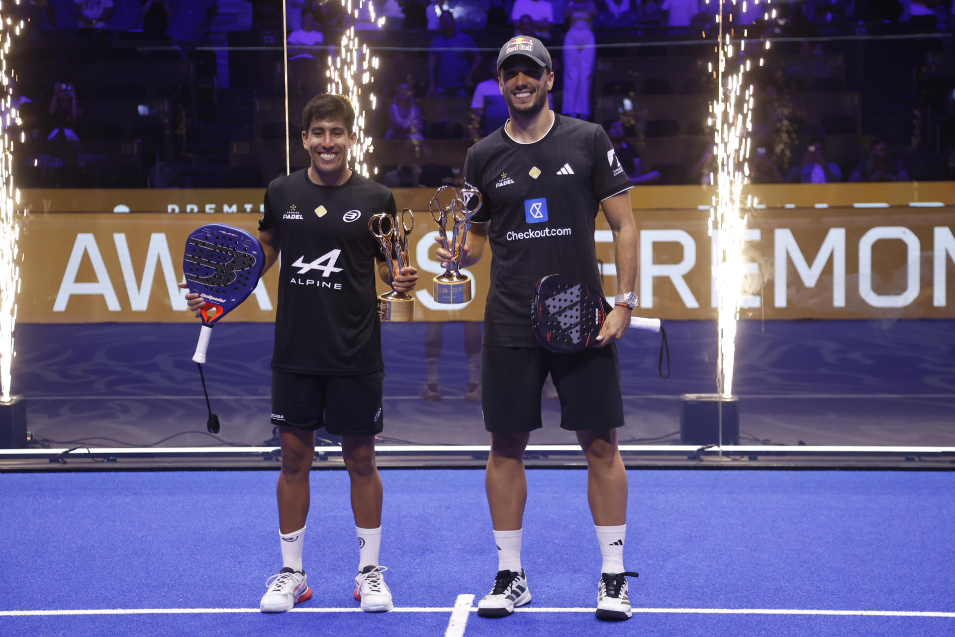MADRID, 06/09/2026.- Los ganadores del Torneo de Pádel Comunidad de Madrid Premier Padel P1 by Oysho, en categoria masculina, Ale Galán (d) y Fede Chingotto, celebran su triunfo este domingo en Madrid. EFE/David Fernández.