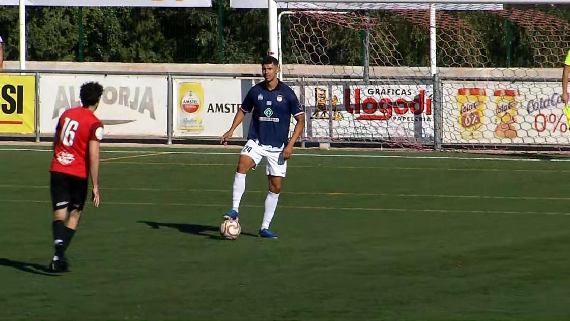 Un jugador del Acero conduce el balón en el duelo de la segunda jornada ante el Utiel. EFE